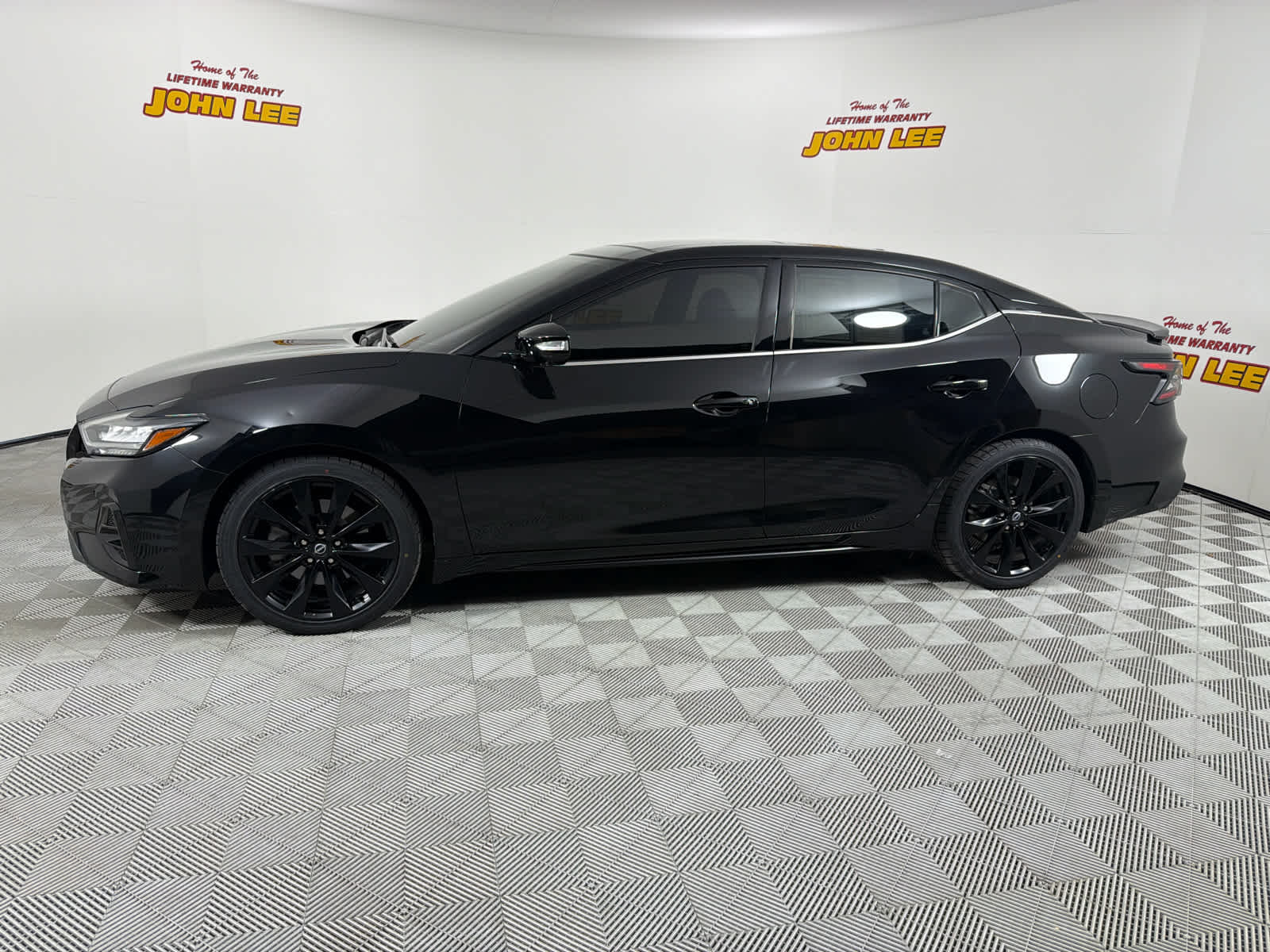 2023 Nissan Maxima SR