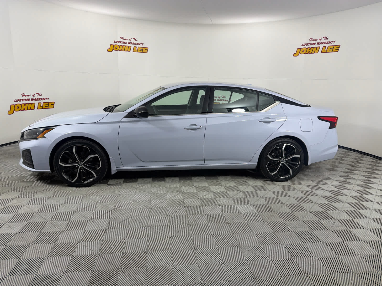 2023 Nissan Altima SR