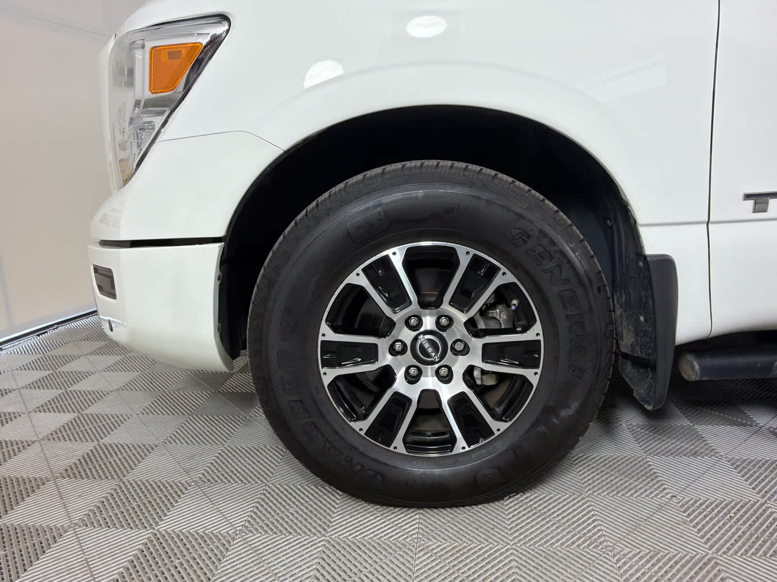 2023 Nissan Titan SV