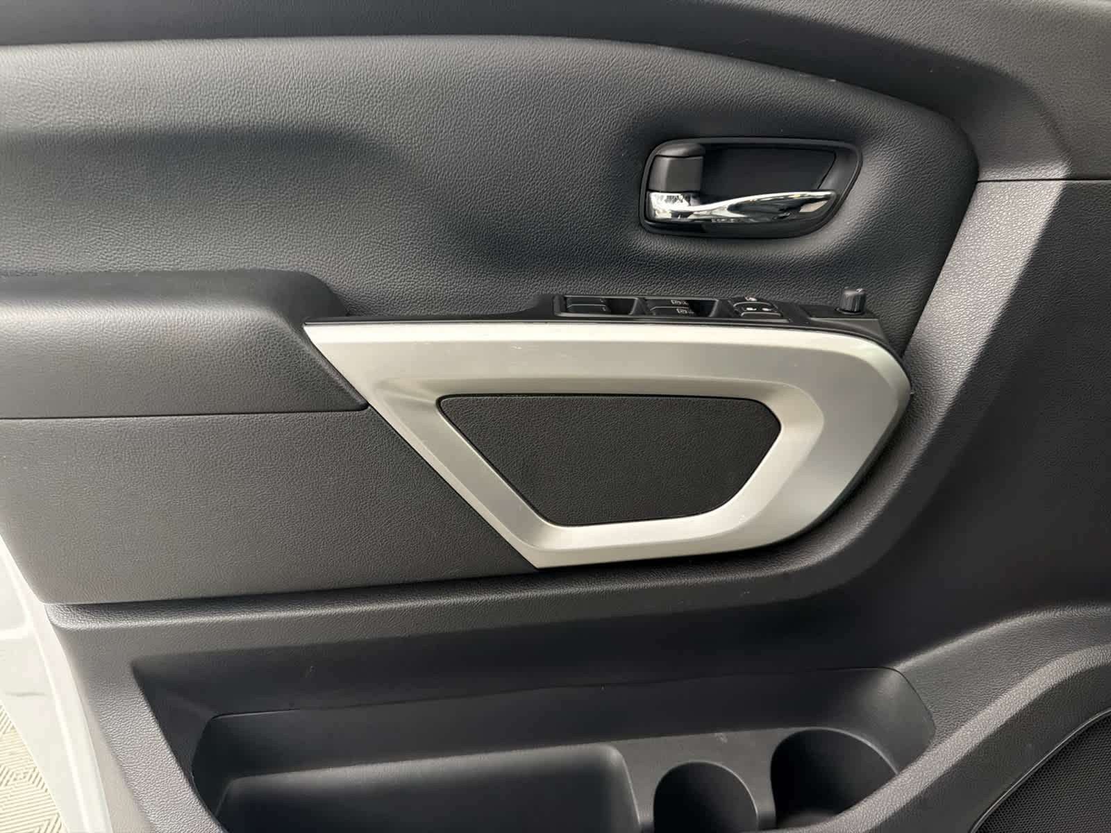 2023 Nissan Titan SV