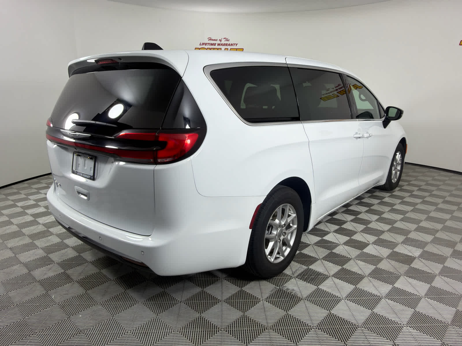 2025 Chrysler Pacifica Select
