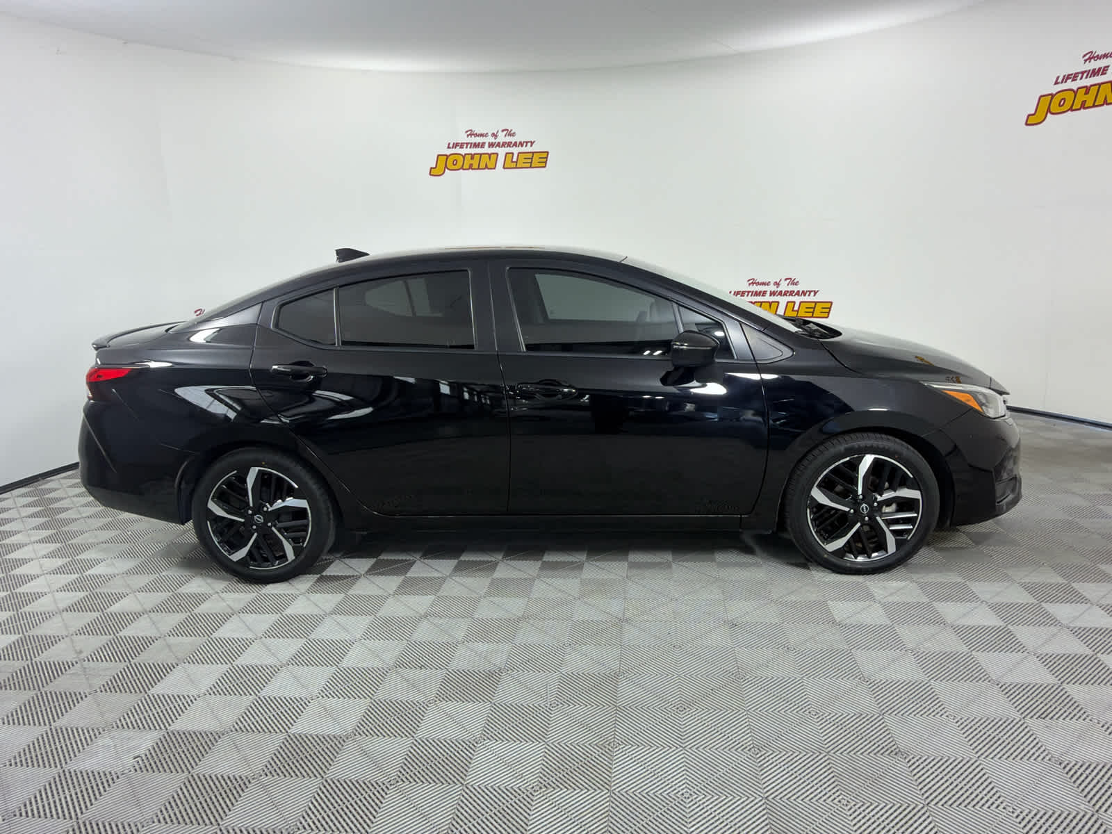 2023 Nissan Versa SR