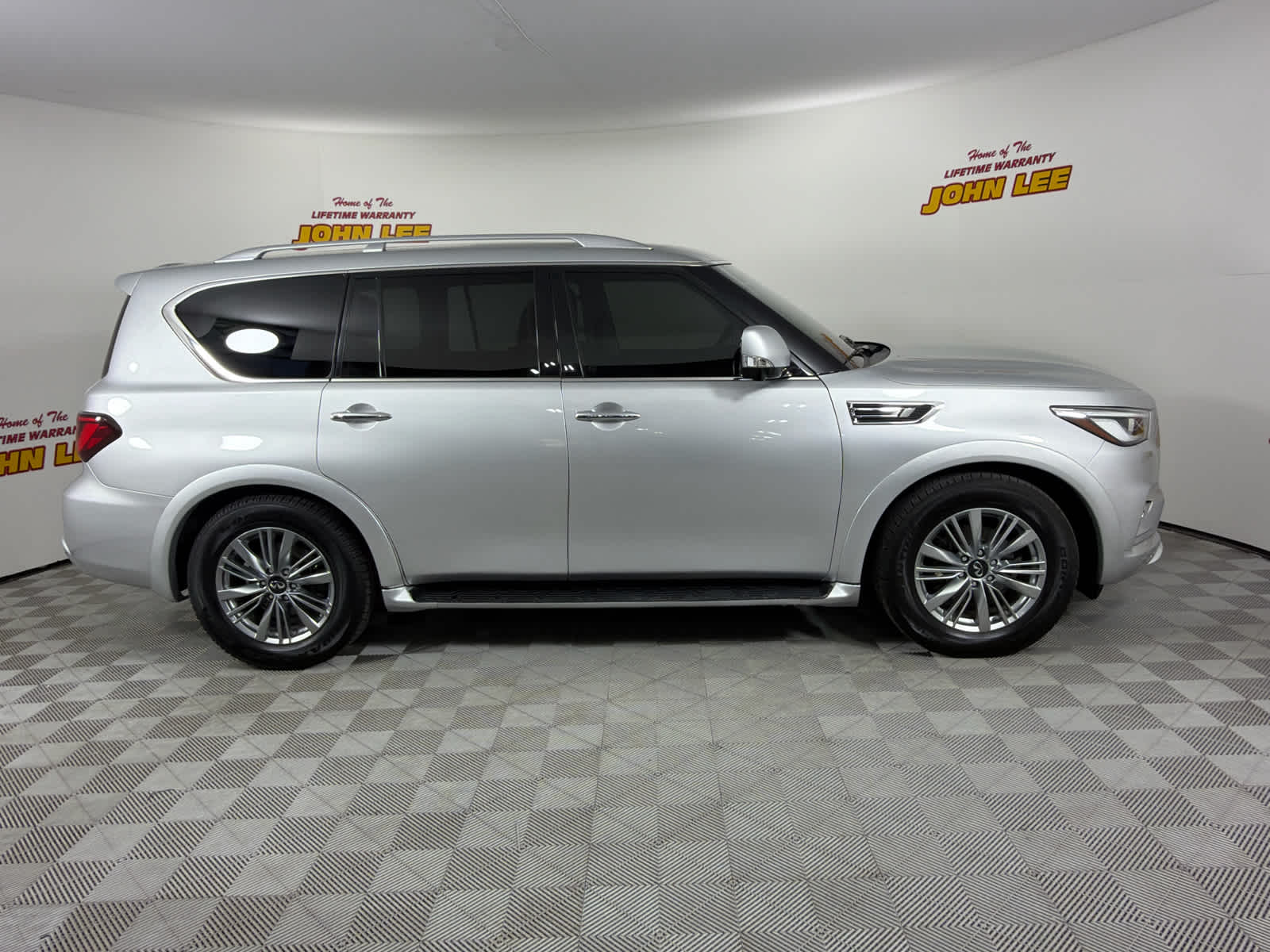 2021 INFINITI QX80 LUXE