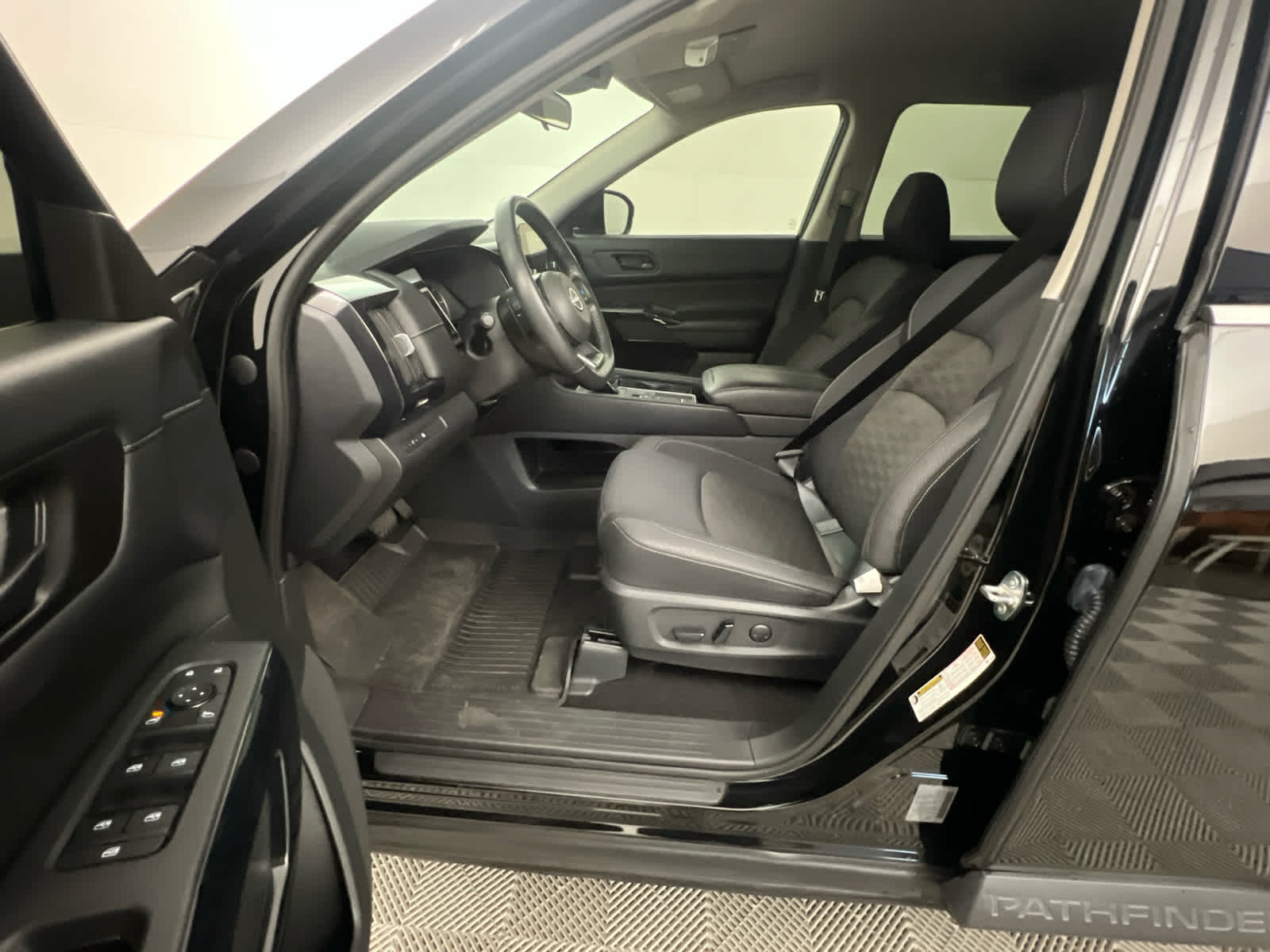 2023 Nissan Pathfinder SV