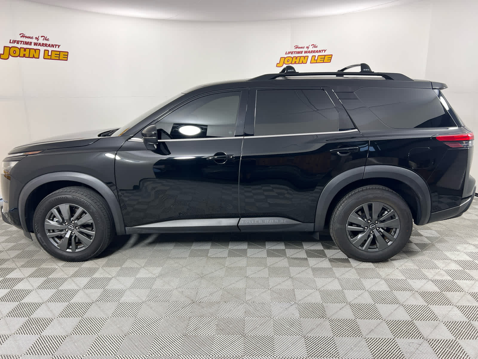 2023 Nissan Pathfinder SV