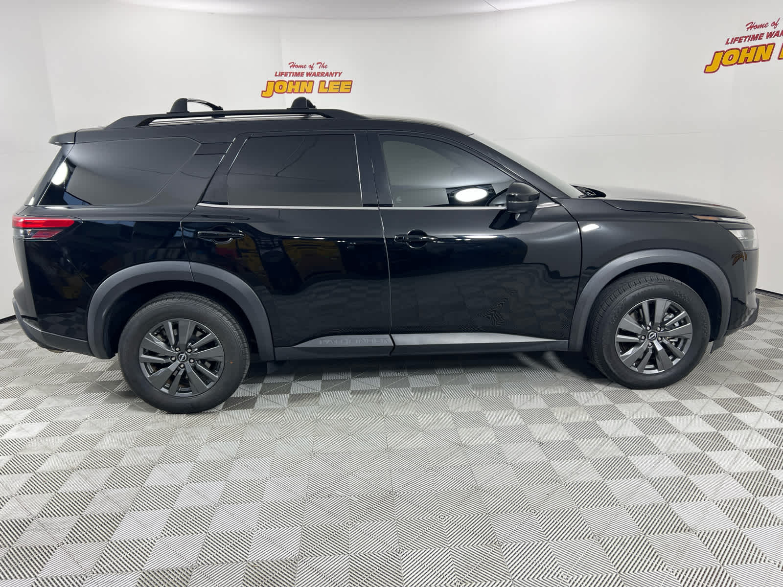 2023 Nissan Pathfinder SV
